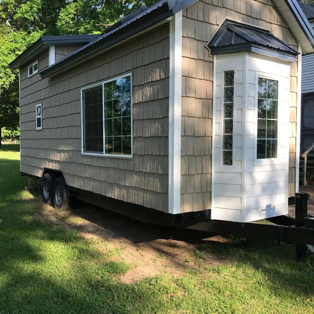 Mobiler Anh&auml;nger Tiny House Modernes Fertighaus Tragbare modulare Kabine auf R&auml;dern Holzk&uuml;che Badezimmer Schlafraum Wohnnutzung