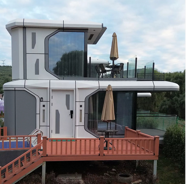 Zweist&ouml;ckiges G&auml;stehaus aus hellem Stahlcontainer, mobiles, modulares, landschaftlich reizvolles Hotel, Raumkapselhaus, modernes Design, anpassbar